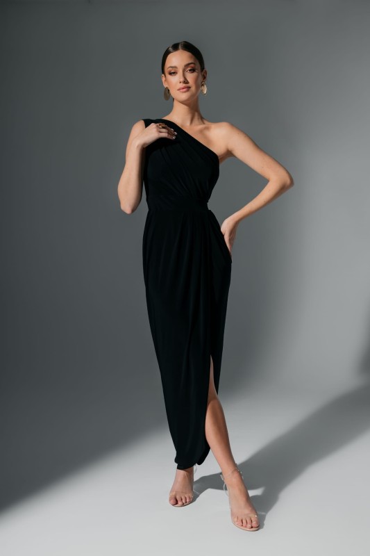 Czarna-sukienka-wizytowa-maxi-z-odkrytymi-plecami--model-ERIS.jpg